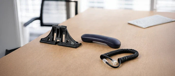 Accessoires pour téléphonie filaire incluant combiné, cordon spiralé et support professionnel