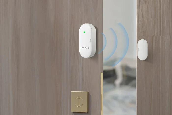 Système de sécurité avec détecteur d’ouverture pour porte en entreprise