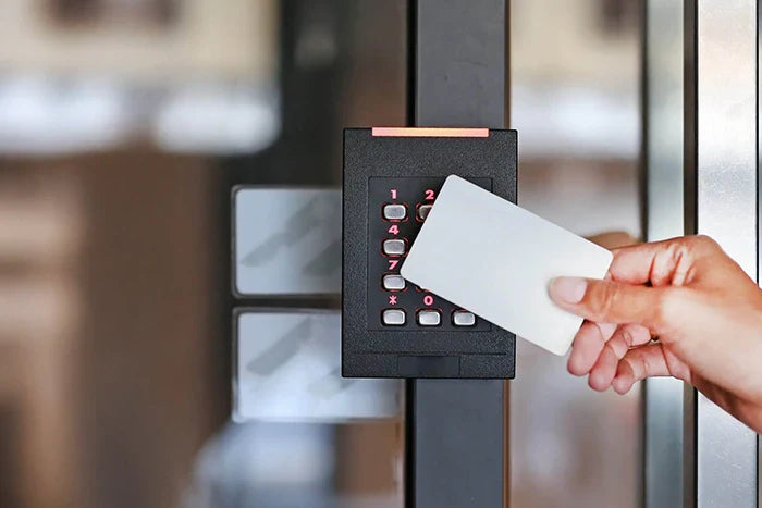 Système de contrôle d’accès avec badge et interphone pour entreprise