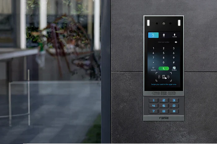 Interphone vidéo mural avec écran tactile pour contrôle d’accès en entreprise