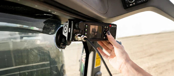 Talkie-walkie installé dans un véhicule pour communication routière professionnelle