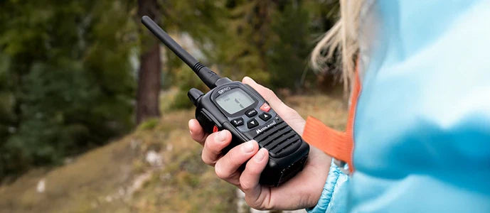 Utilisation d’un talkie-walkie professionnel pour communication radio en extérieur