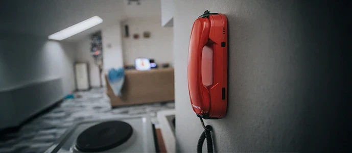 Téléphone d’urgence filaire rouge mural pour site industriel ou public