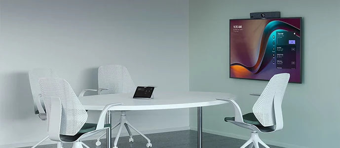 Salle de réunion équipée d’un écran de visioconférence et de matériel audio vidéo professionnel