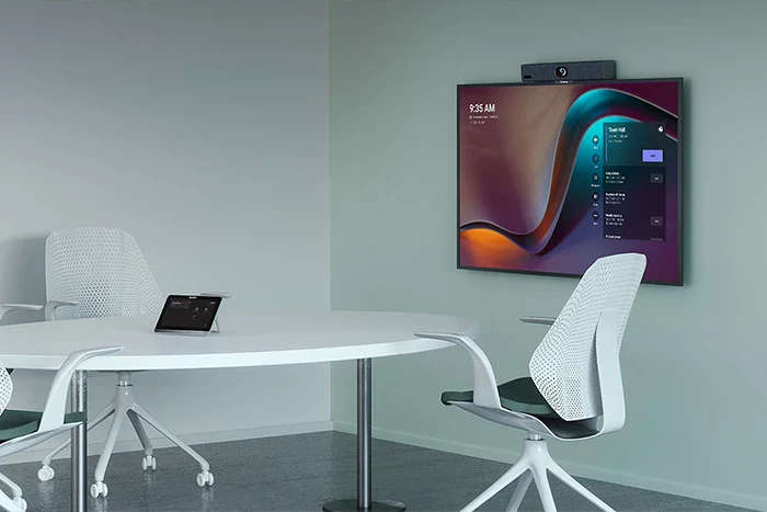 Salle équipée de matériel informatique et réseau avec écran collaboratif en entreprise